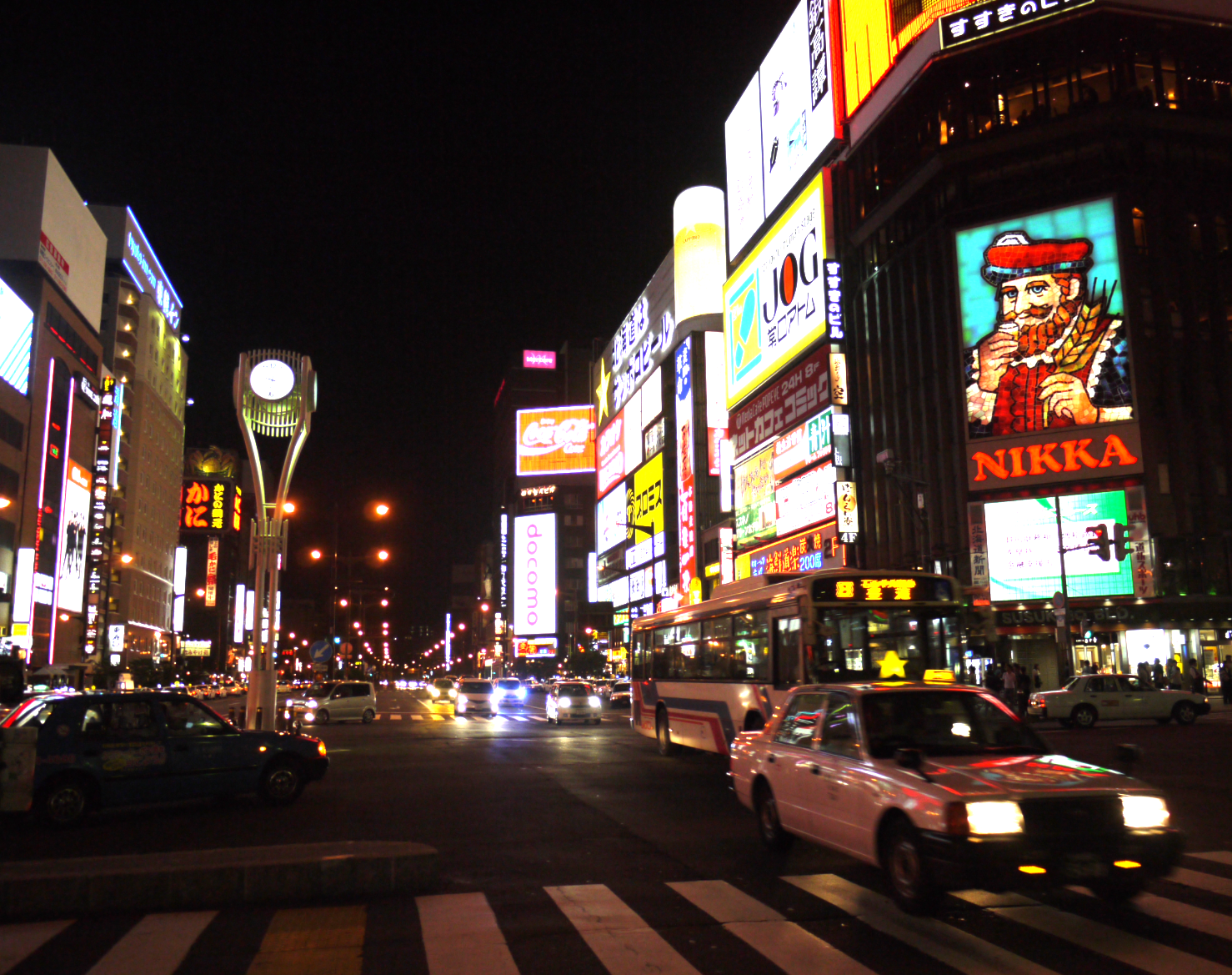 夜のすすきの交差点